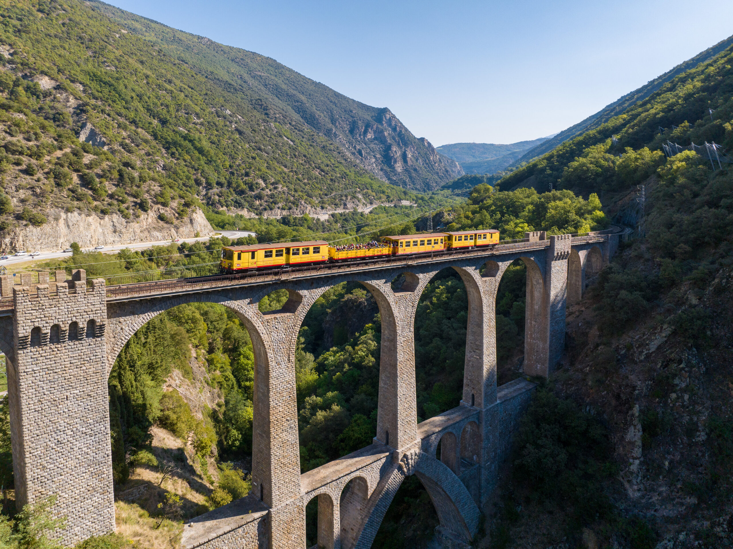 Le Train Jaune sur le pont Séjourné (c) Mathieu Chambraud Airimage