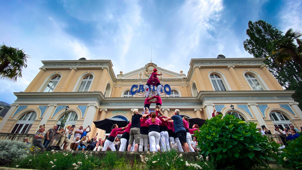 Castellers devant le Casino de Vernet-les-Bains