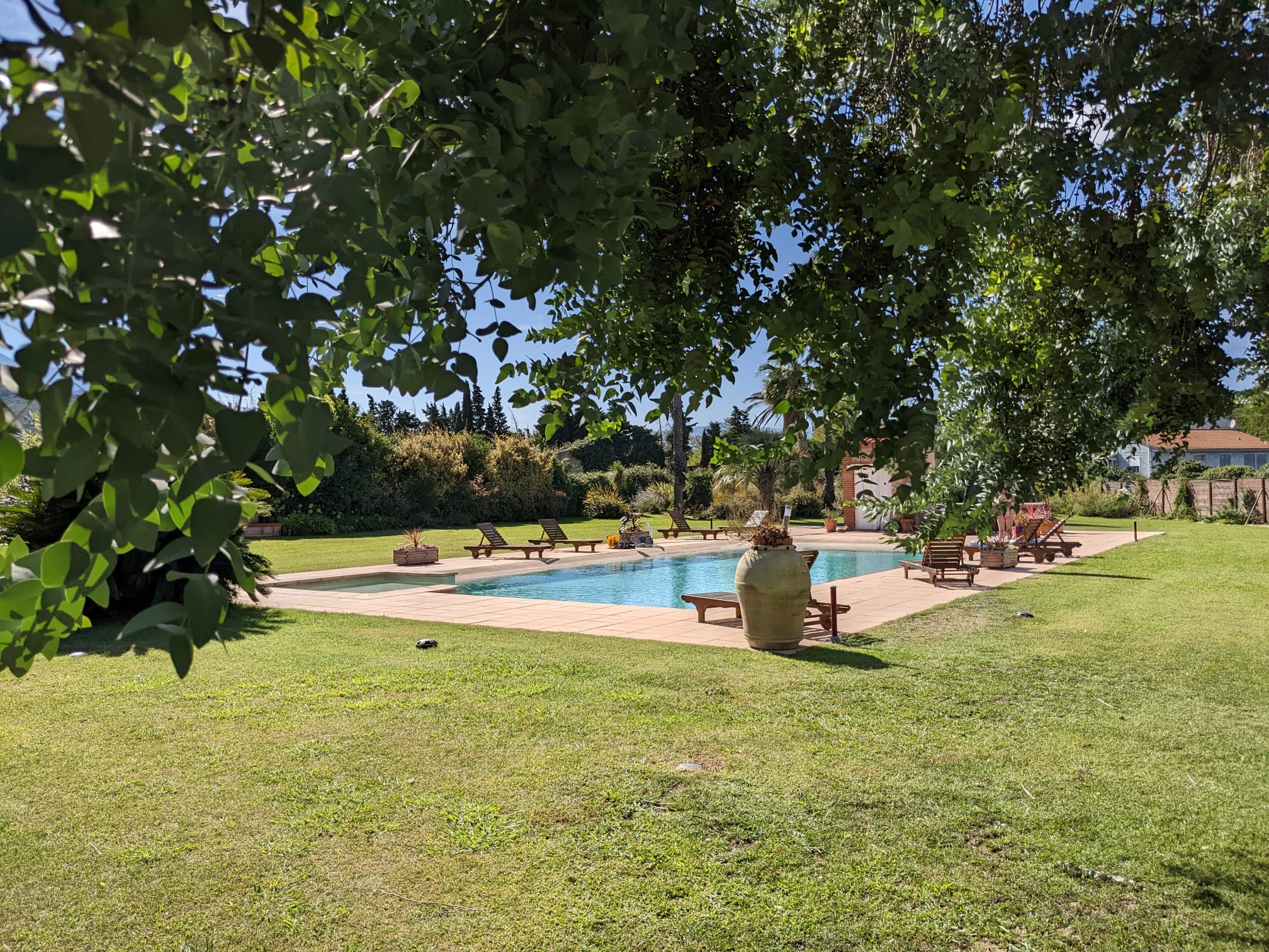 piscine-jardin-arbres-meuble-el-canigo-saint-michel-de-llotes