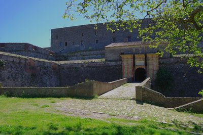 Seule entrée du fort (côté nord), la Porte de France et son pont-levis