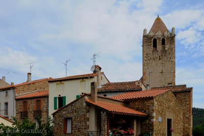 L'église Saint-Jean et maisons du village d'Oms