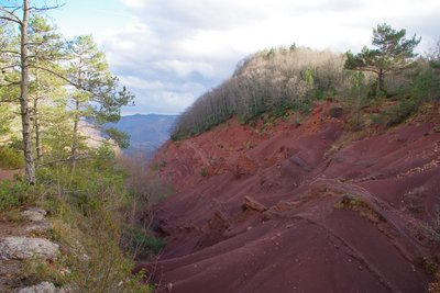 Terres rouges et affleurements au Pla de la Muga