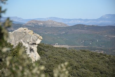 Roc Catri et panorama sur les Corbières en arrière-plan