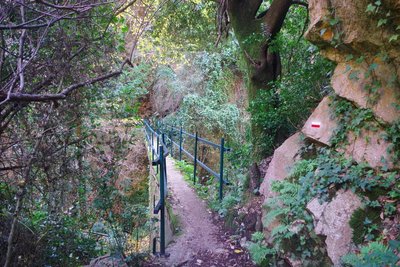 Passerelle et balisage GR® dans les gorges de Saint-Jaume