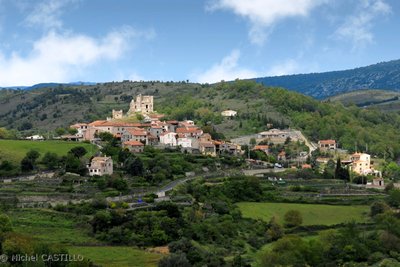 Vue générale sur la partie haute du village et les ruines du château