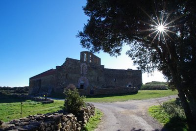 Façade occidentale du prieuré et son église Santa Maria de Marcèvol