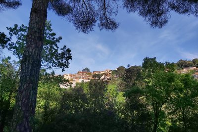 Vue sur le village de Llauro