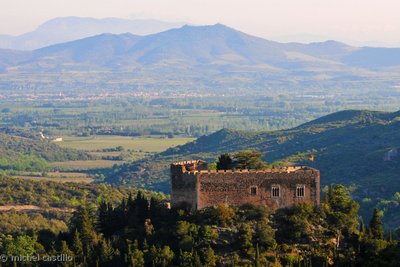 Le château de Castelnou au petit matin, Millas et Força Réal derrière, les Corbières au fond