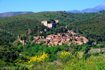 Le village et son château, à flanc de colline