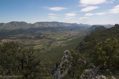 Le synclinal du Fenouillèdes depuis les hauteurs du sentier