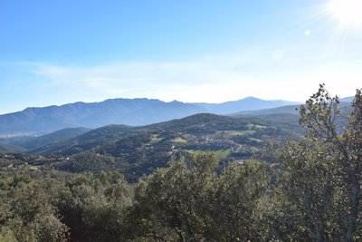 Vue sur le village d'Oms