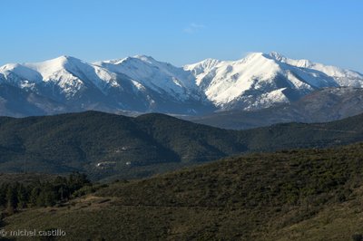 Vue sur le massif du Canigó depuis le Roc de Majorca