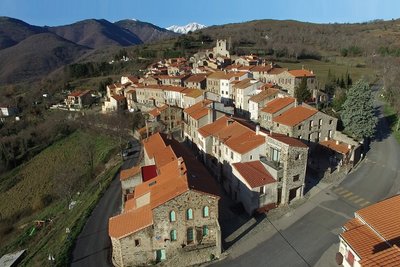 Vue aérienne du village de Saint Marsal