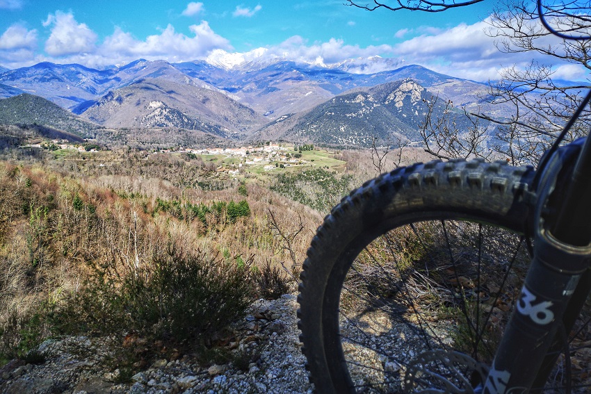 Vue sur le village de Serralongue