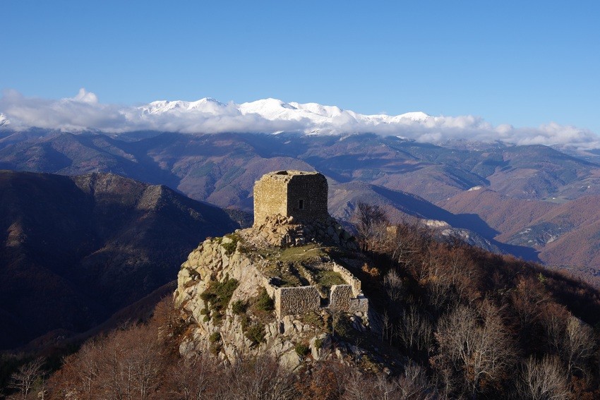 Tour médiane (donjon) de Cabrenç, au loin le Canigó enneigé