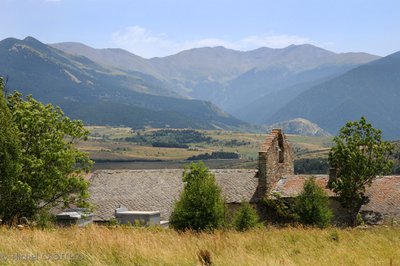 L'église de Via avec le Puigmal en arrière plan