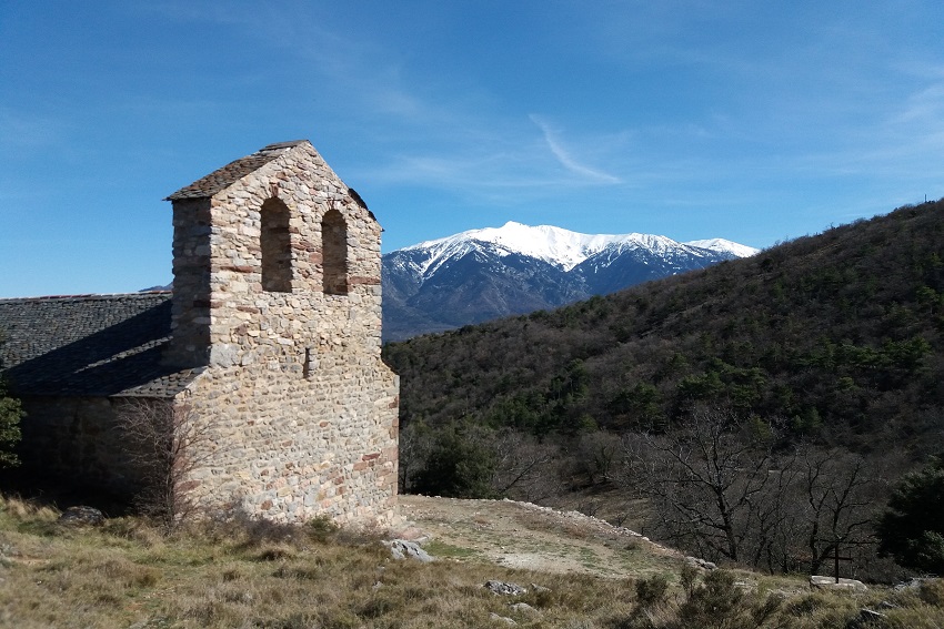 Vue sur le Canigó et la chapelle Sant Andreu de Bell Lloc