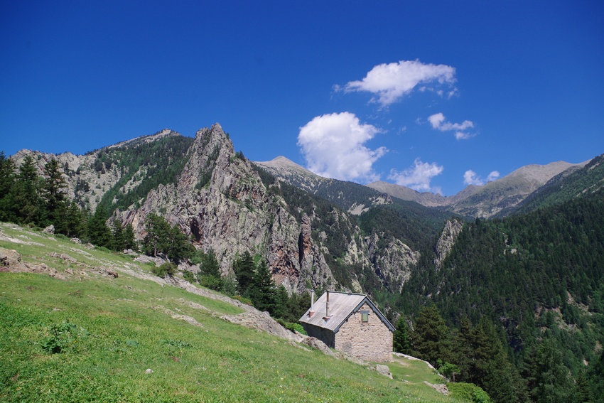 Refuge forestier de Marialles et Roc de Marialles, au fond Pic de Quazemí et Pic du Canigó