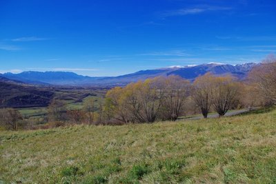 Haute plaine de Cerdagne, au fond Serra del Cadí à gauche, Campcardós et sommets andorrans à droite