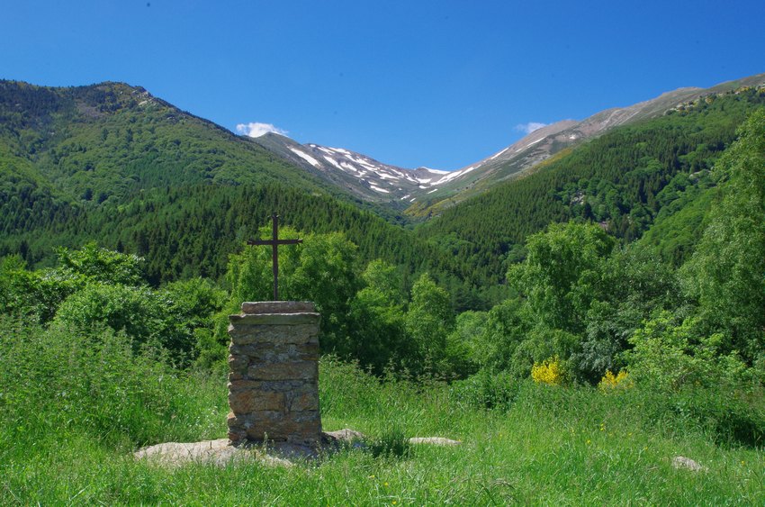 Croix de fer à Sant Guillem, et vue sur la haute vallée de la Comalada, le Tres Vents et le Rojà