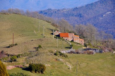 En descendant sur Nostra Senyora del Corral, Cal Pubill un mas catalan adossé au flanc du Tossal