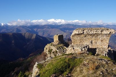 Château et tour médiane de Cabrenç, au loin le massif du Canigó enneigé